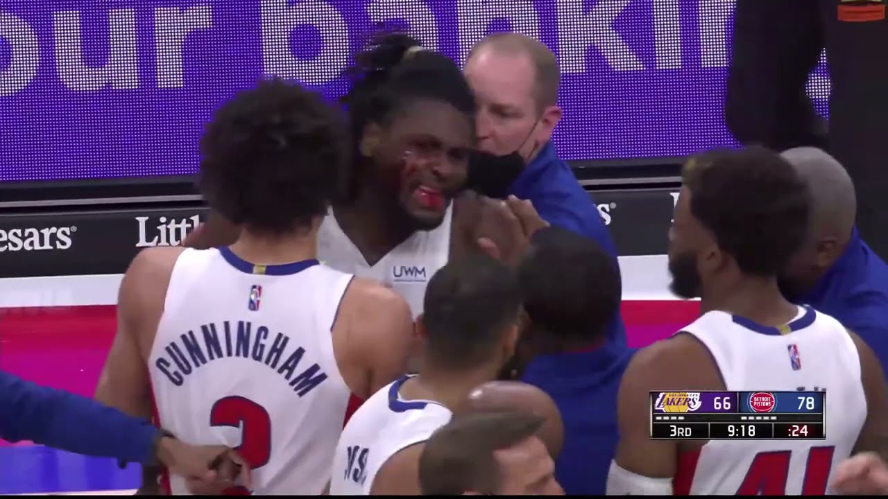 ليبرون جيمس يحصل على طرد بعد عراك مع بيستونز 'اشعياء ستيوارت LeBron James