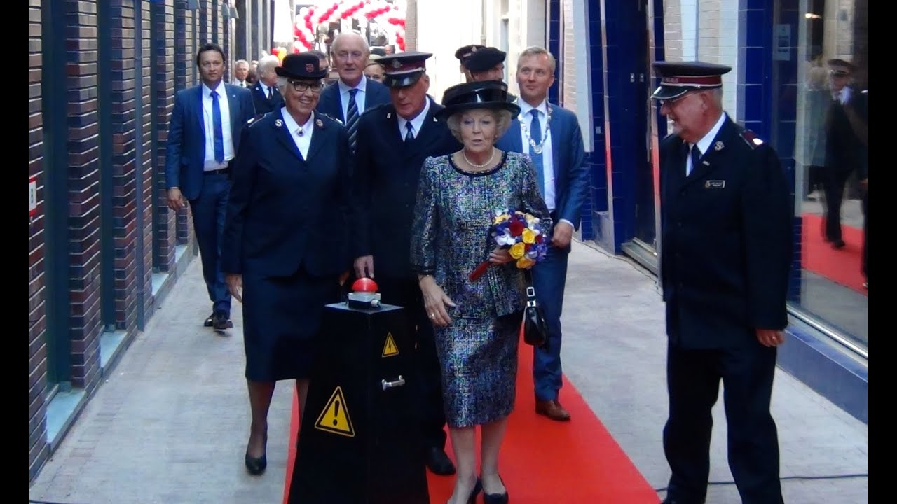 Prinses Beatrix opent met Henk Dijkstra de Majoor Bosshardtburgh.