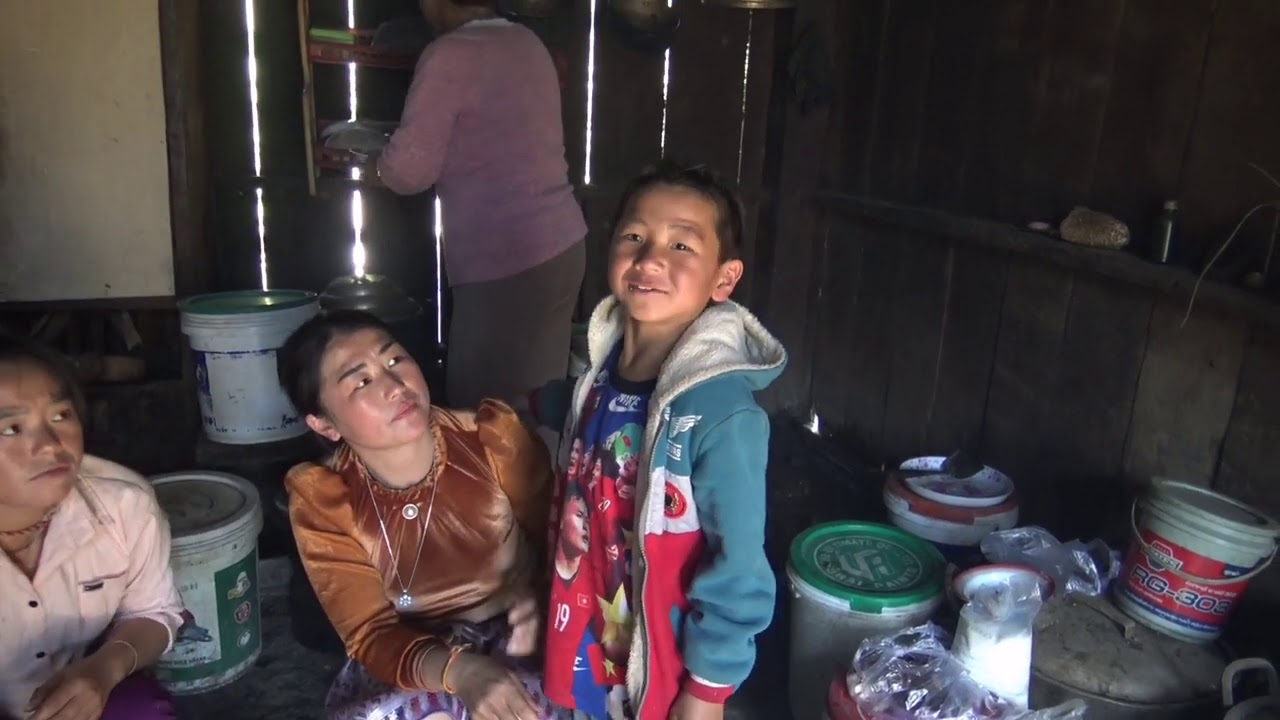Saib Kuv poj niam,​ Tai Sua thiab niam dab laug tuav qab noj qab tiag tiag.​
