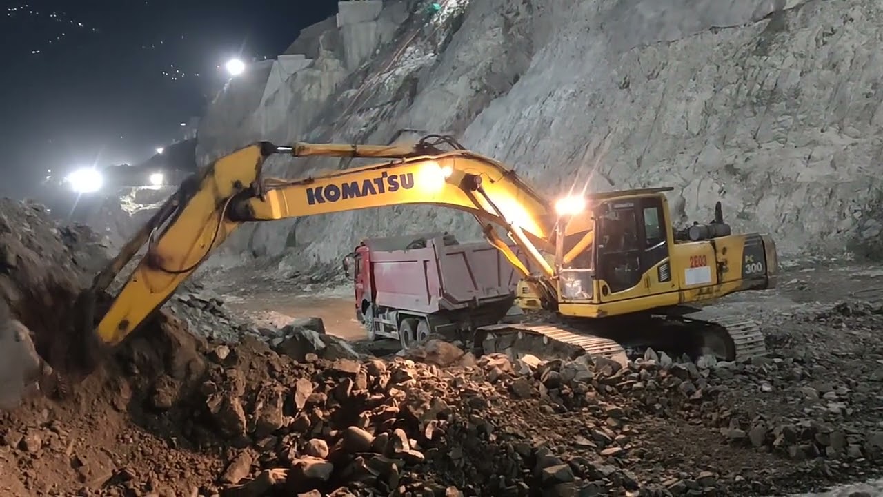 #Heavy Equipment komat'su PC³⁰⁰ Exveater Earth mining Active At |Loading Truck wheels| #automobile