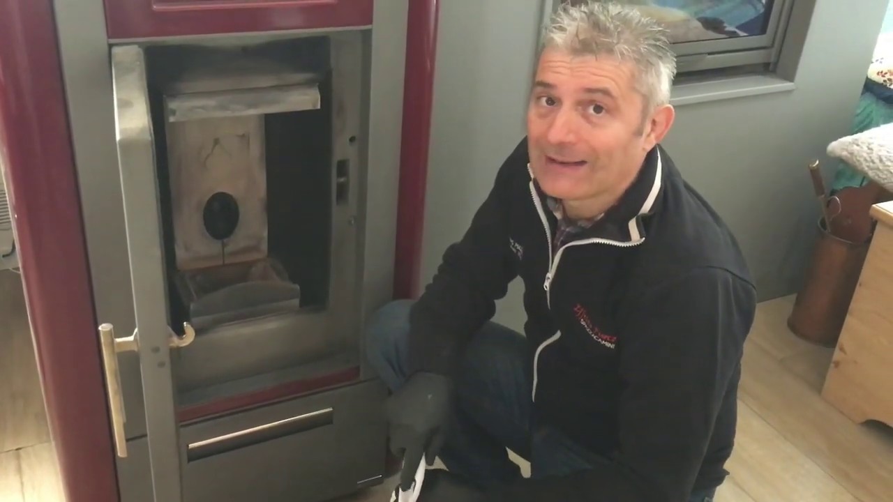 Accensione stufa a pellet con l'accendi fuoco, Piazzetta Superior - Effetto Fuoco Gianluca Fattori