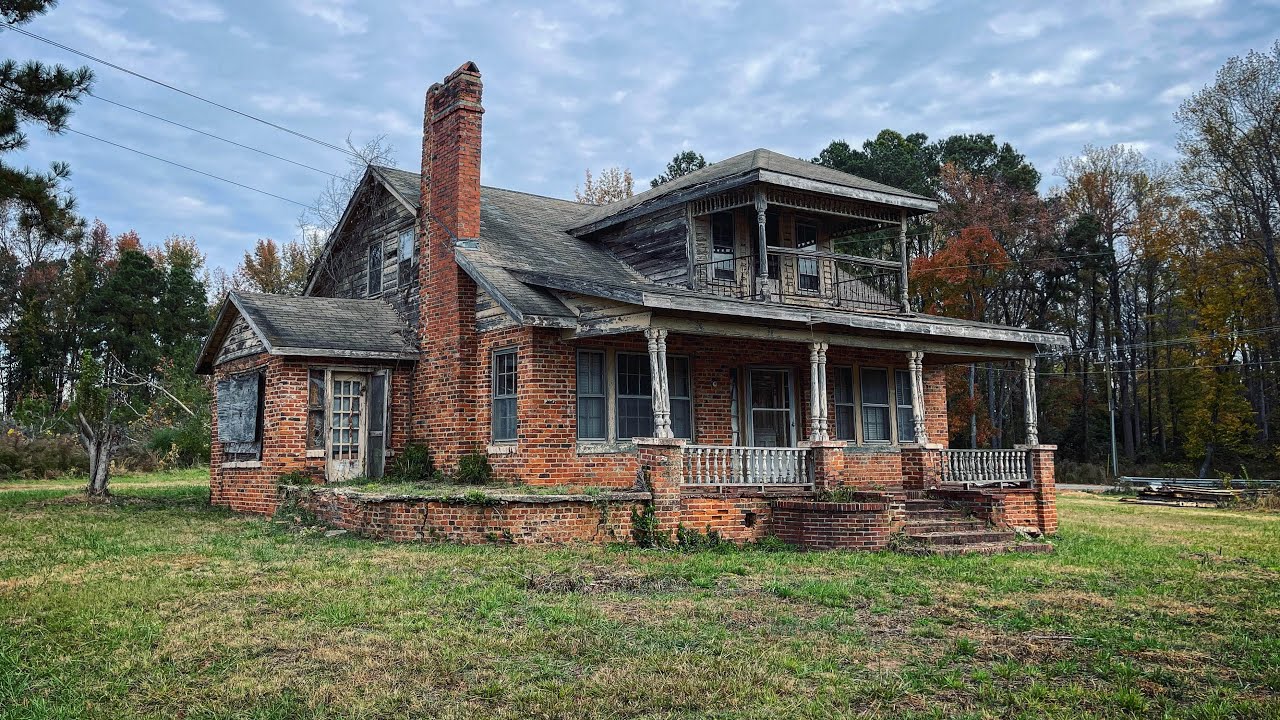 Packed 140 year old Abandoned Southern Farm House Full of Antiques