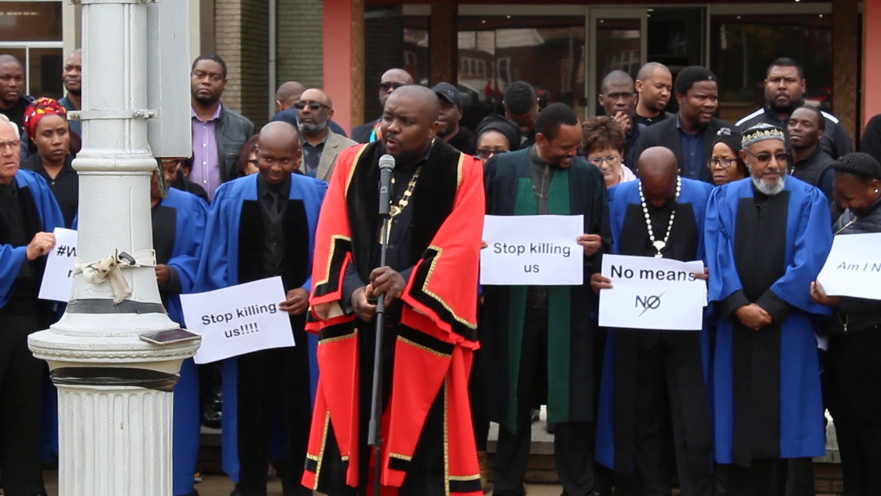 Mayor Sduduzo Mdluli speaking outside Endumeni Municipality.