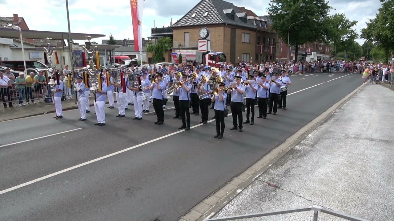 Schützenfest in Neuss Grimlinghausen. Platzkonzert vor der Parade am 13. 08. 2023