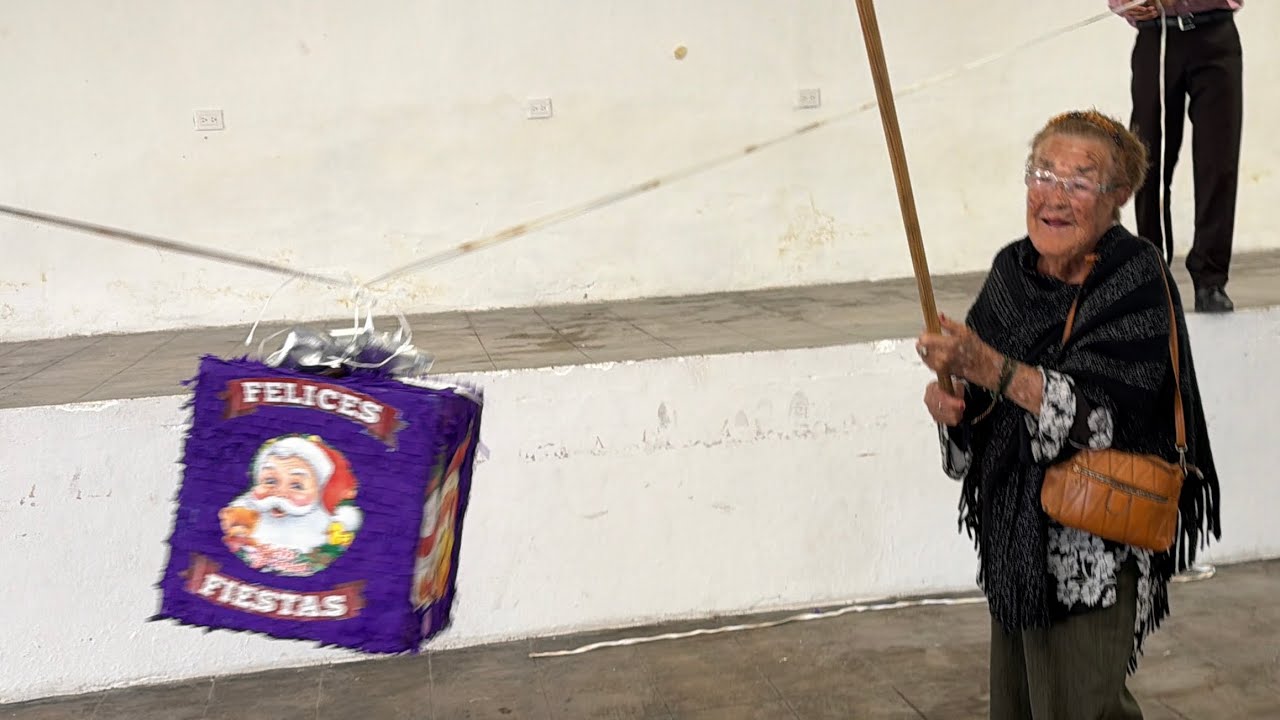 Do&ntilde;a Beba y don Benny asisten a la posada del comedor comunitario de DIF en San Pedro de la Cueva