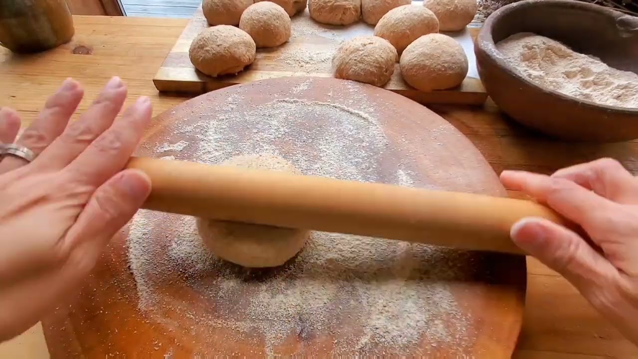 العيش البلدي المصري بالدقيق القمح الكامل الحبه .Egyptian bread with whole wheat flour