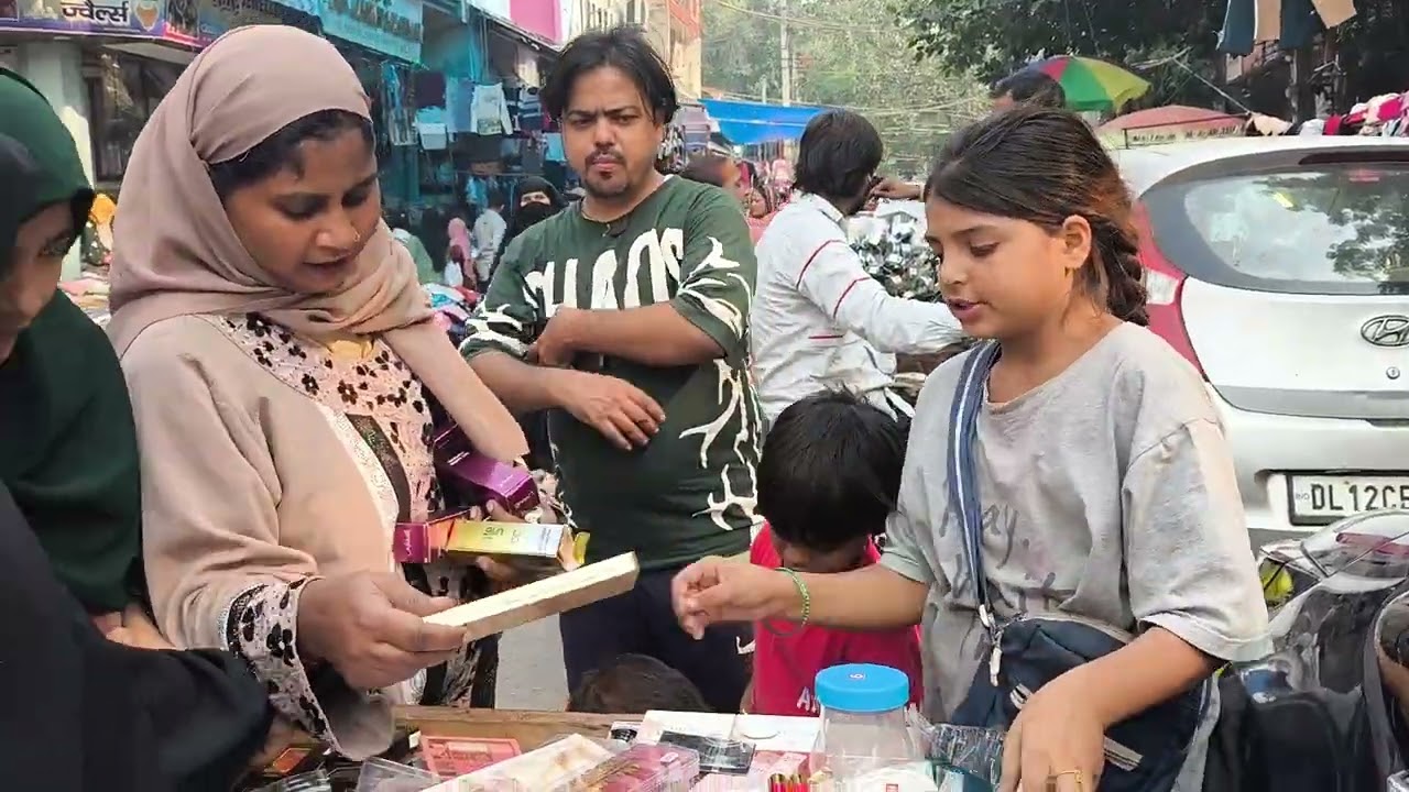 Seelampur Market Mein Chhoti Bacchi Ka Makeup Stall 💄 Sirf ₹30 Se Start! 