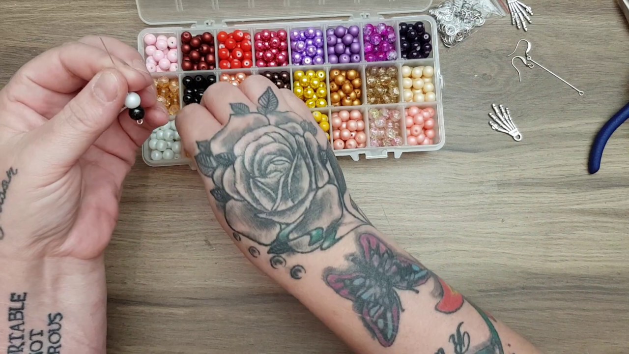 Making earrings, beginner level. Cobeads.com collaboration. Discount code in the description box.