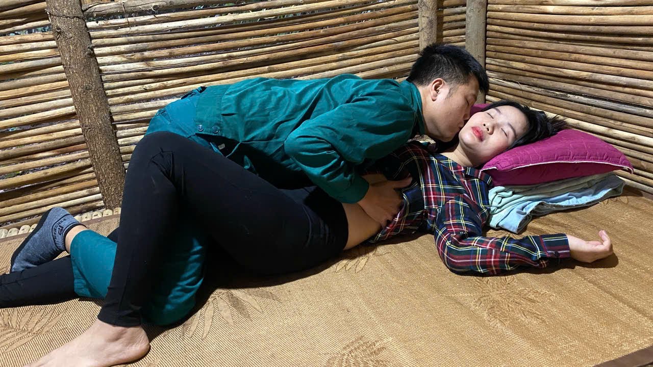 A major event occurred that forced the young girl to leave her home / Ly Tuyet Dan