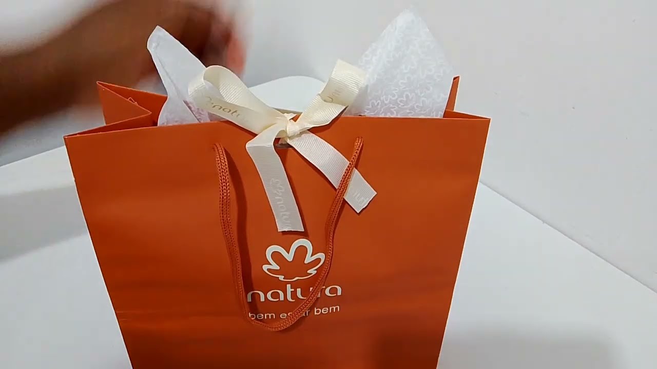Embalando caixa de sabonete pra presente com nova sacola da #natura #liapresentes