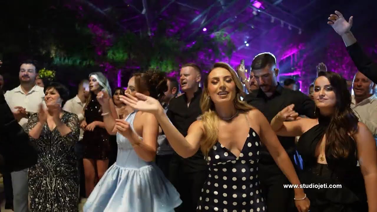 Bruno & Klajdi ndezin dasmen, Super Atmosfer