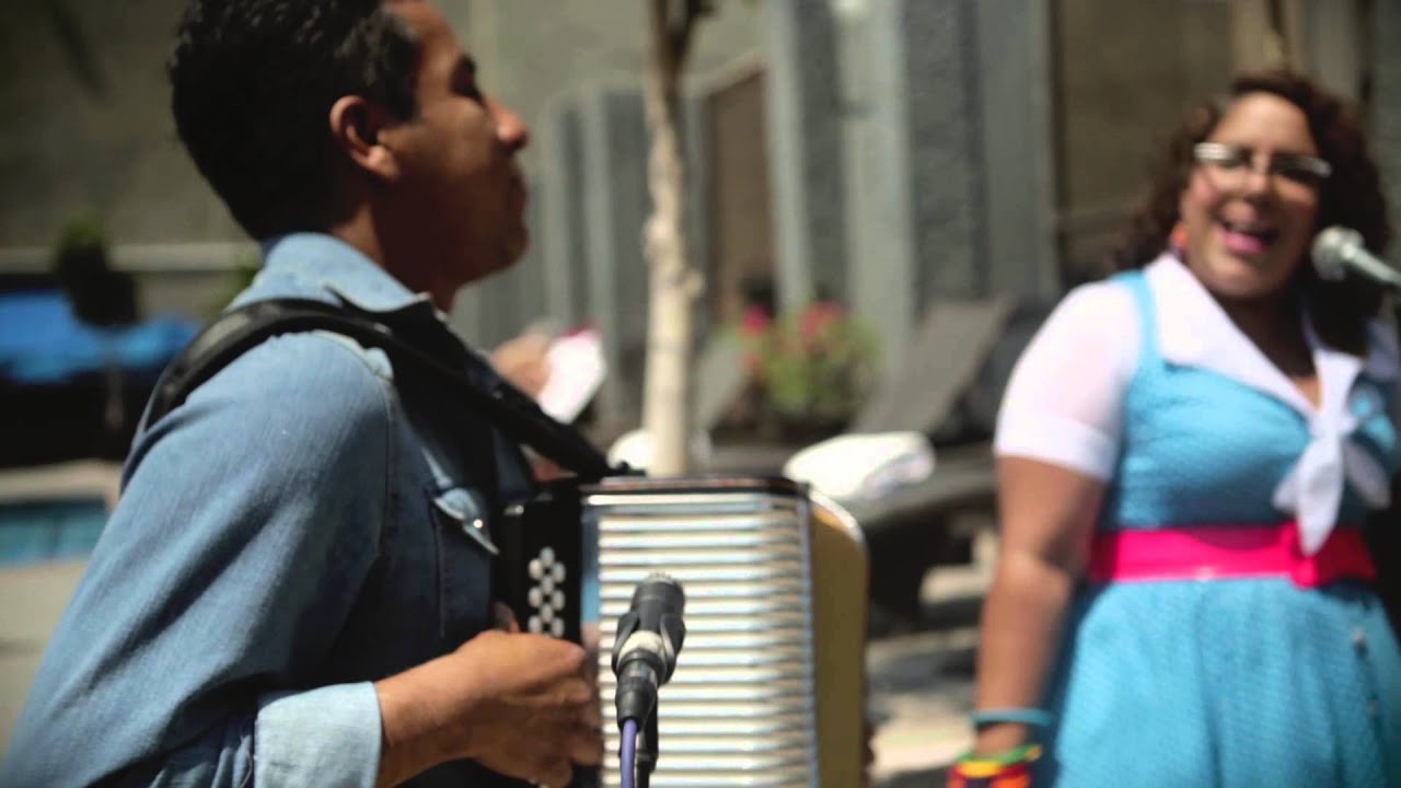 (HD) LA SANTA CECILIA / LA MONEDITA : AMPLIFICADO (LOS &Aacute;NGELES, USA)