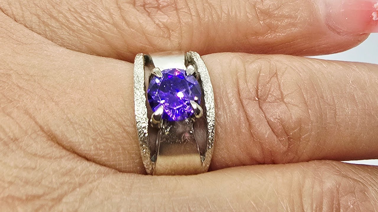 Bague en argent de forme papillon sertie d'une améthyste.
