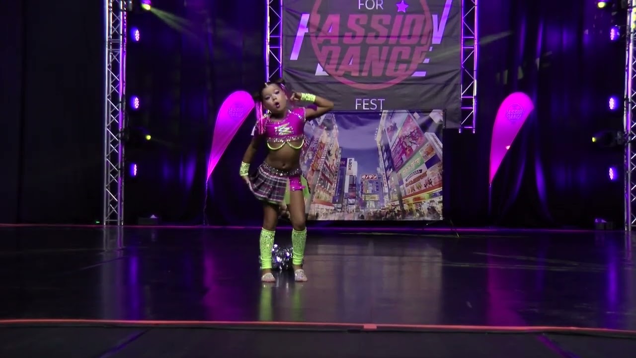 Feeling Tánc és Mazsorett Egyesület. Polli Első szólója: Style of Harajuku  2. Helyezett 🥈