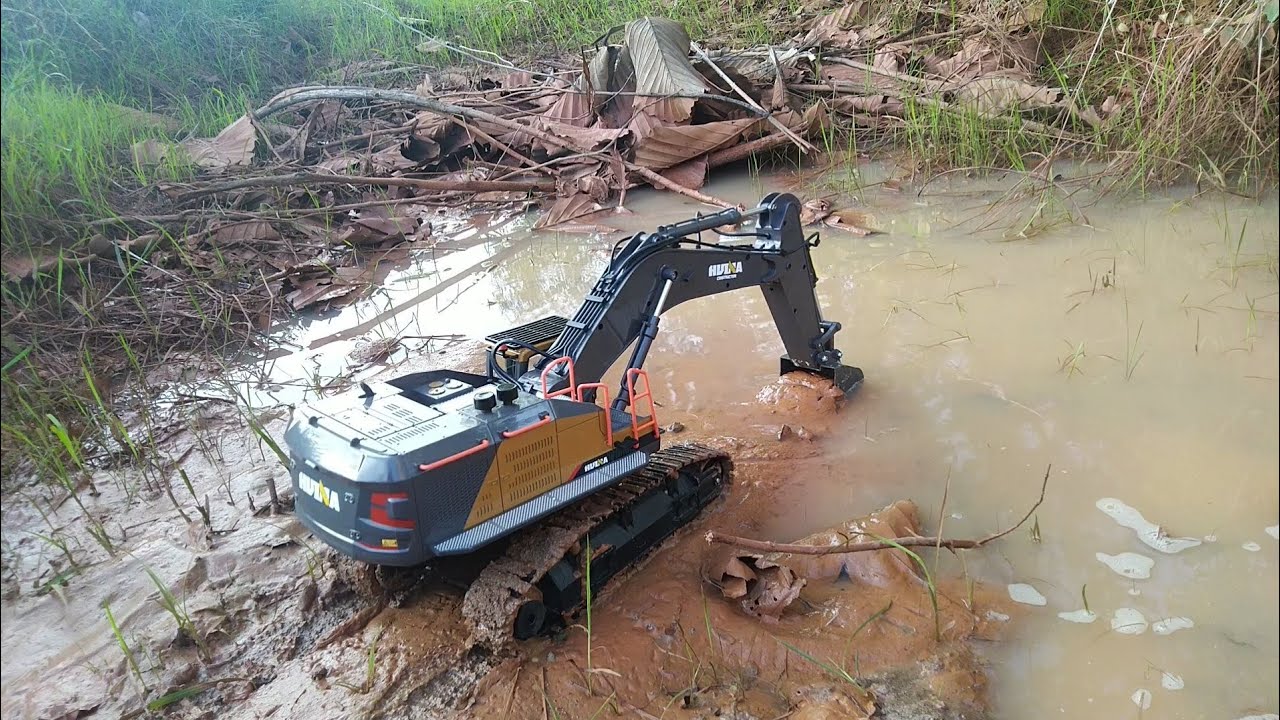 RC EXCAVATOR IN THE FIRST ACTION || RC EXCAVATOR WORKING HARD IN THE MUD || HUINA VOLVO 1592