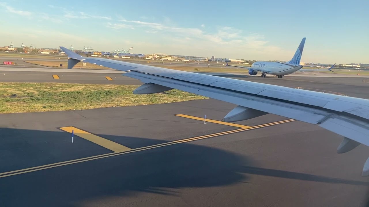 United Airlines Airbus A320-200 Pushback and Takeoff from Newark (EWR)