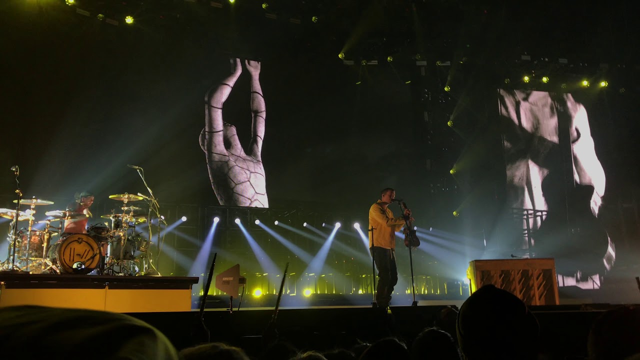 twenty one pilots - Nico and the Niners (Live in Oakland)