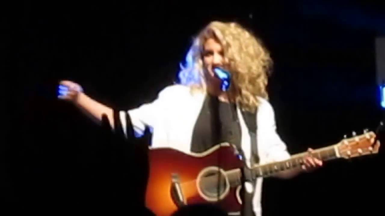 Tori Kelly ft. Mateus Asato - Beautiful Things Greek Theatre LA
