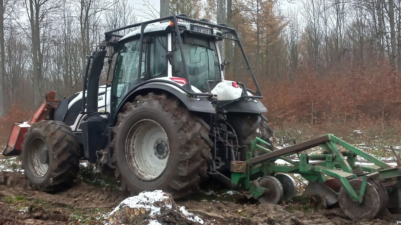 Orka pas&oacute;w w lesie Valtra T234, LPZ 75