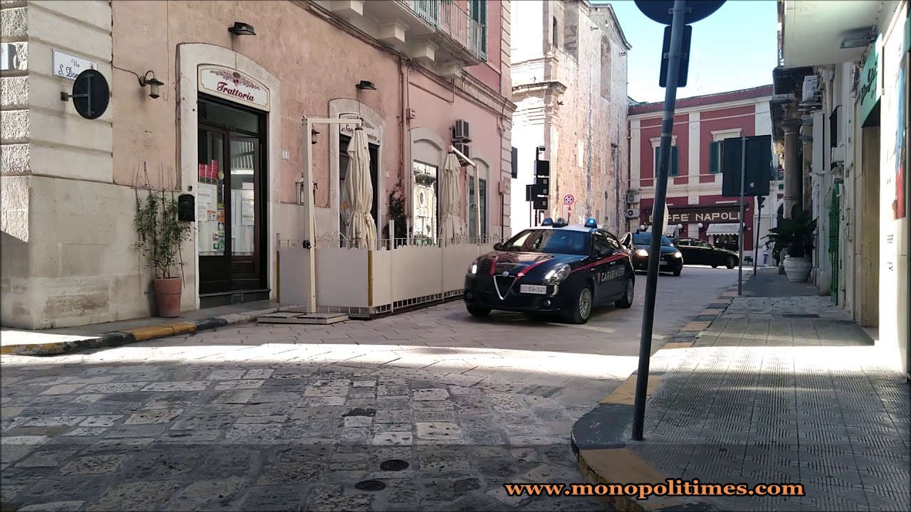 Monopoli, auto dei Carabinieri a sirene spiegate