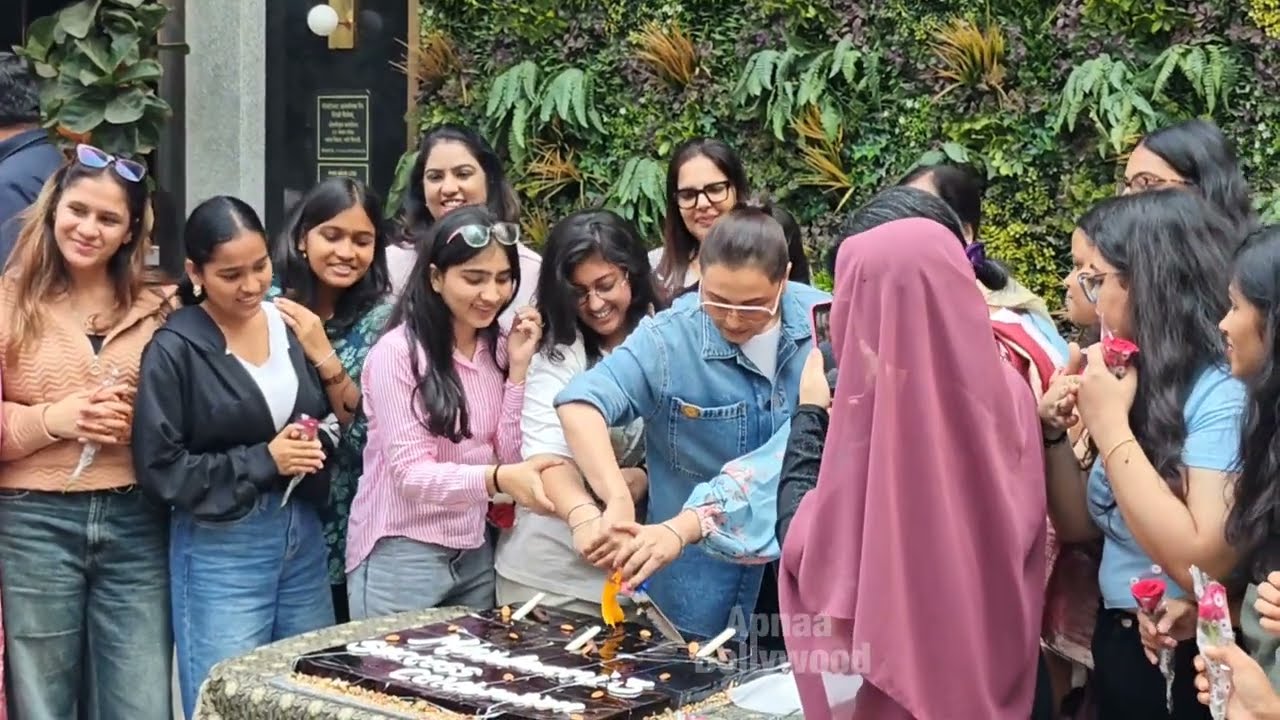 Rani Mukerji Cute Gesture With All Fans While Mardaani 3 Success Cake Cutting With Them 