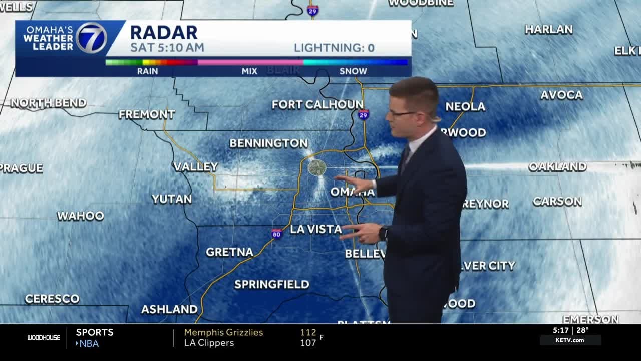 Heavy snow falling Saturday morning, winter storm warning continues for Omaha area