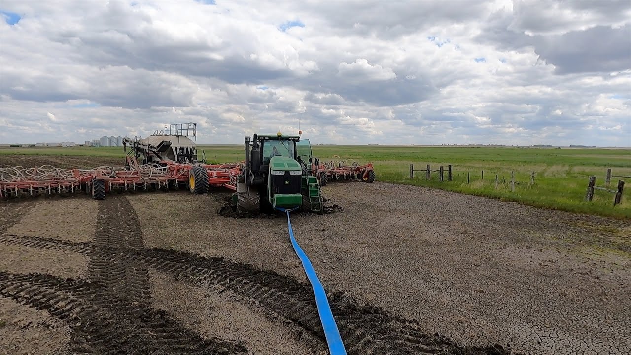 John Deere 9560RT mit 26m Drille hat die nasse Stelle gefunden