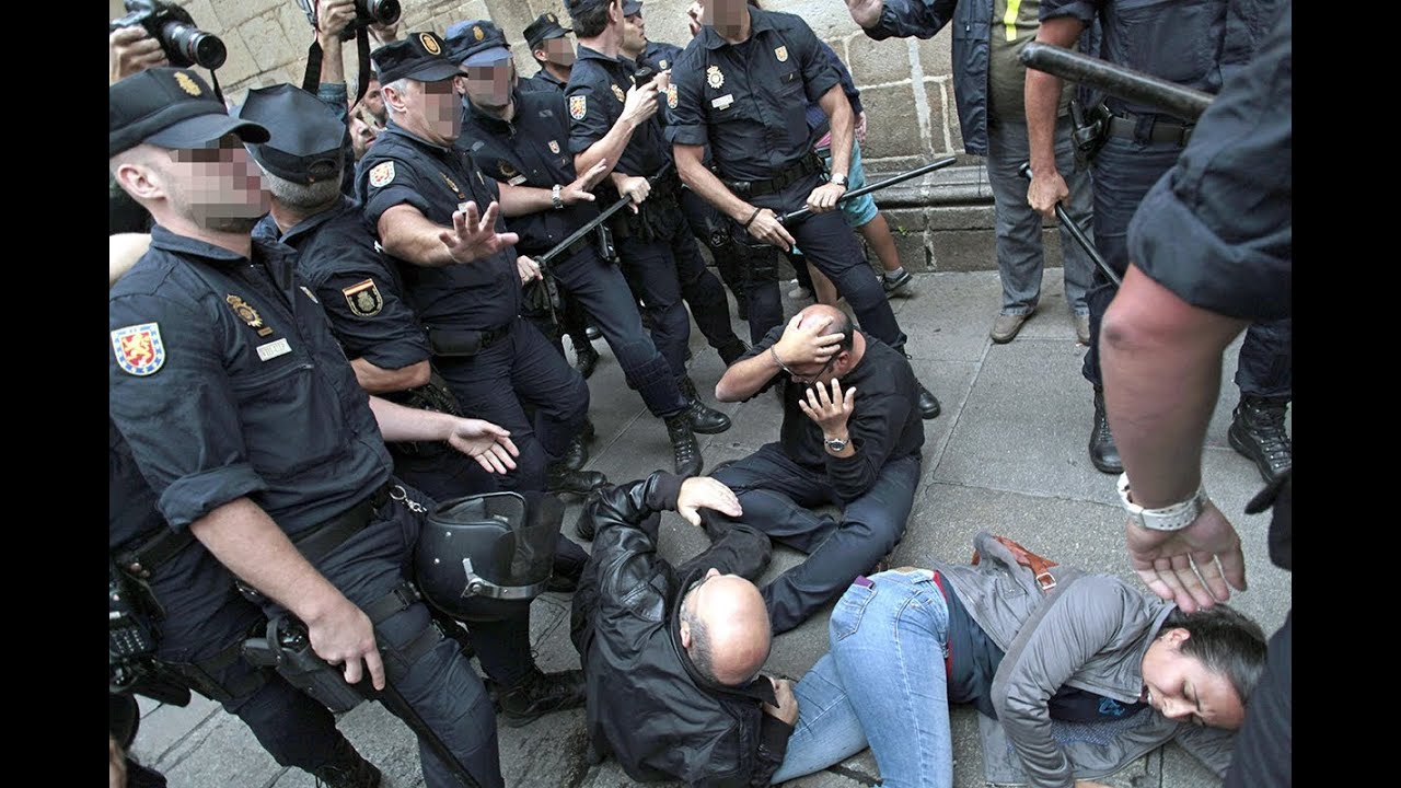 La Policía carga contra los manifestantes que protestan en Santiago contra Rajoy y Merkel