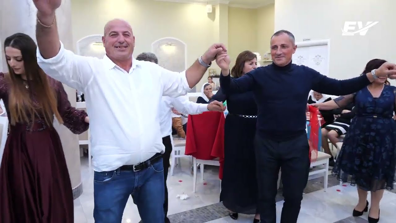 Miqtë Italianë  kërcejnë vallet tona Tradicionale  // Erlind Vaja Production
