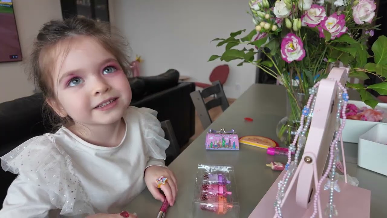 Наташа робить макіяж новою косметикою💄