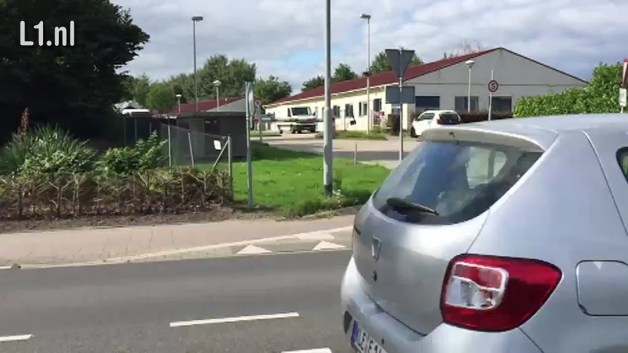 Eerste van 480 vluchtelingen aangekomen in Venlo (7 sep 2015)