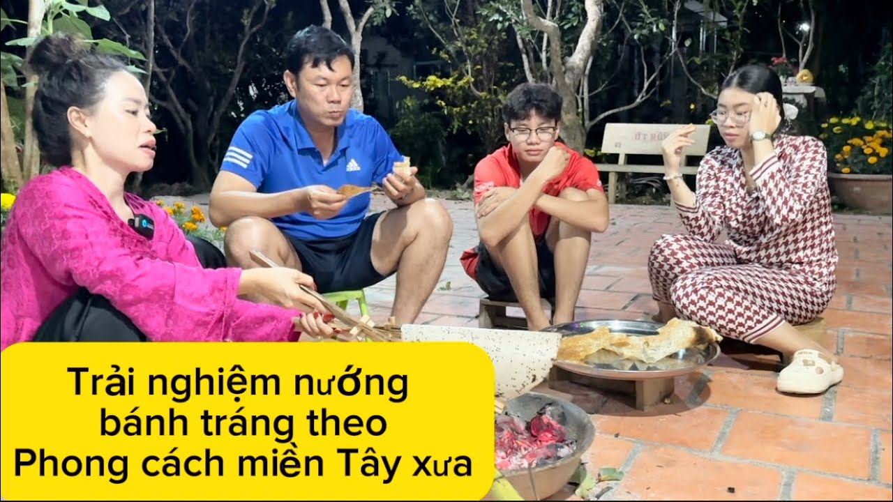 На третий день Тет (Лунного Нового года) было очень весело жарить традиционные рисовые рулетики в...
