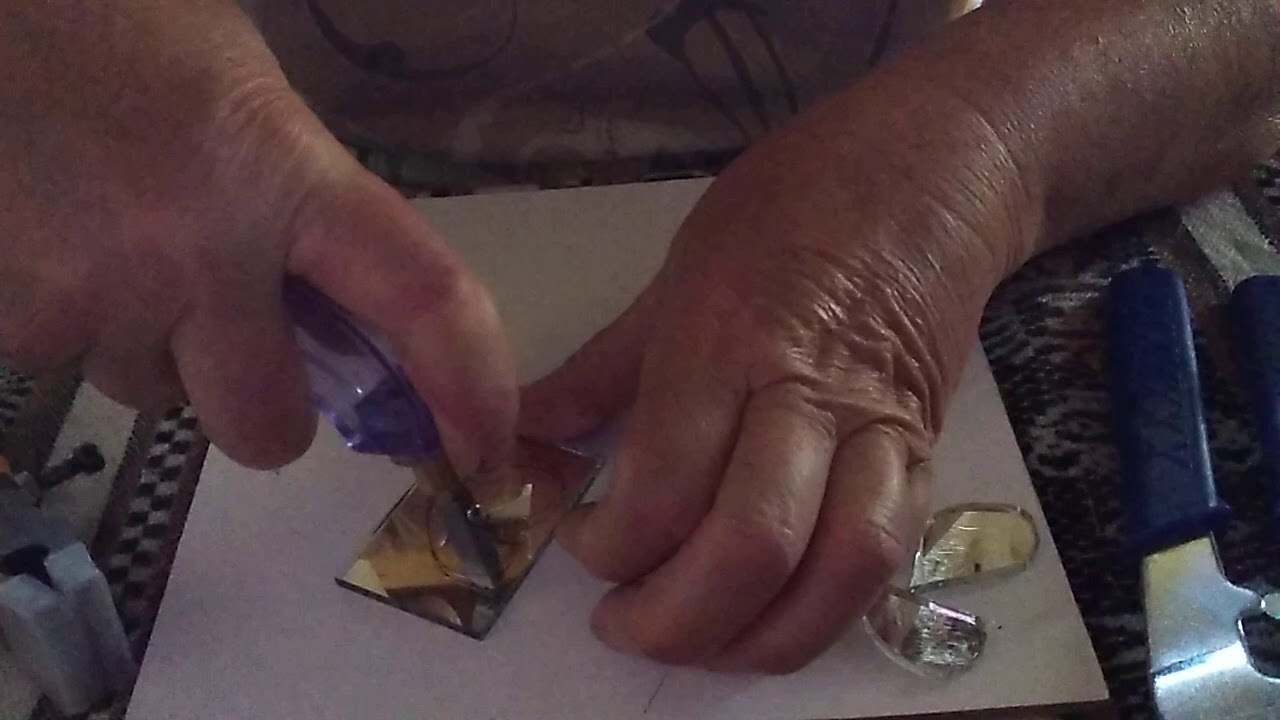 Cortes de pétalos sobre vidrio espejo.video explicativo.