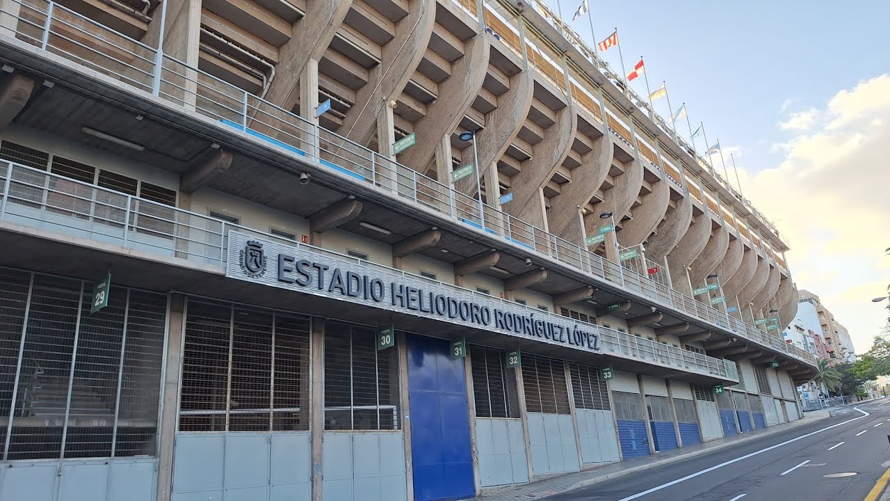 Dando  una vuelta  a los  exteriores del Heliodoro  Rodríguez  López  