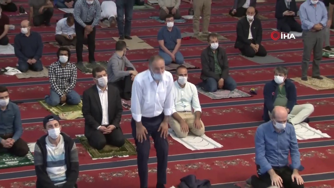 Kocatepe Camii'nde sosyal mesafeli Cuma Namazı