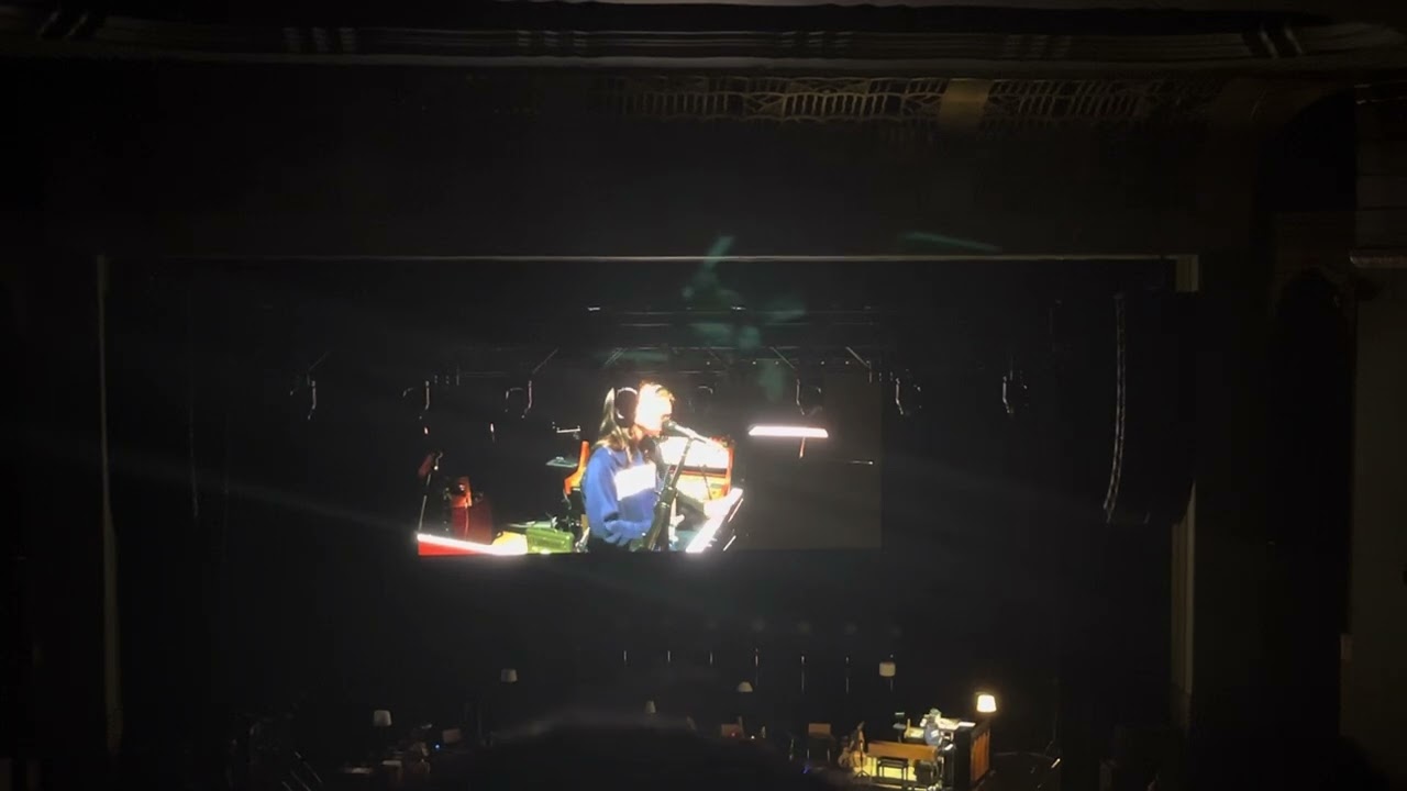 Lizzy McAlpine - Kenny Loggins cover (London - Apollo)