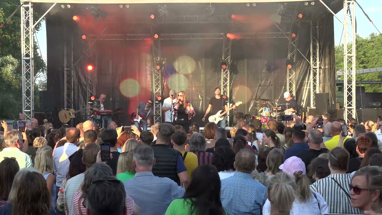 Selina-Sophie Vierling singt Shallow / Lady Gaga mit Oliver Dums und Can't buy me love / Beatles