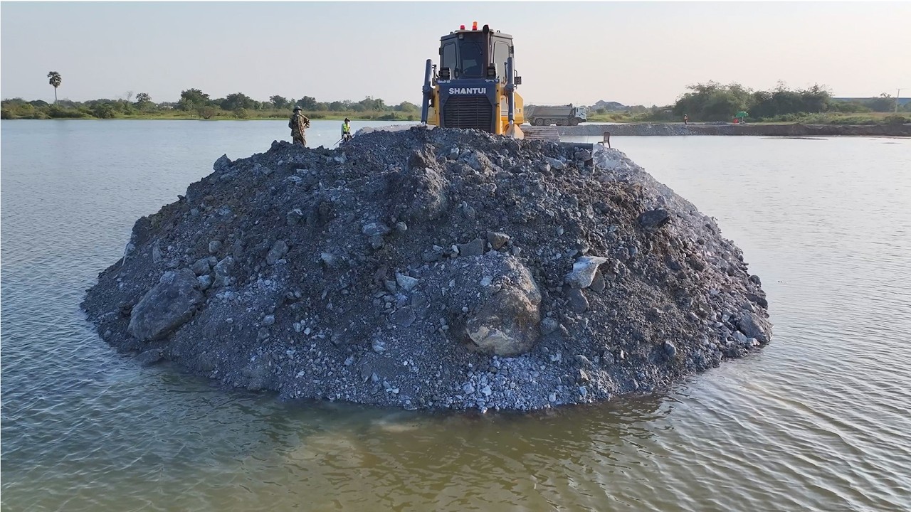 Incridible!!Bulldozer SHANTUI Push Stone Into Water And DumpTruck 25TON Delivery Stone Filling Lake