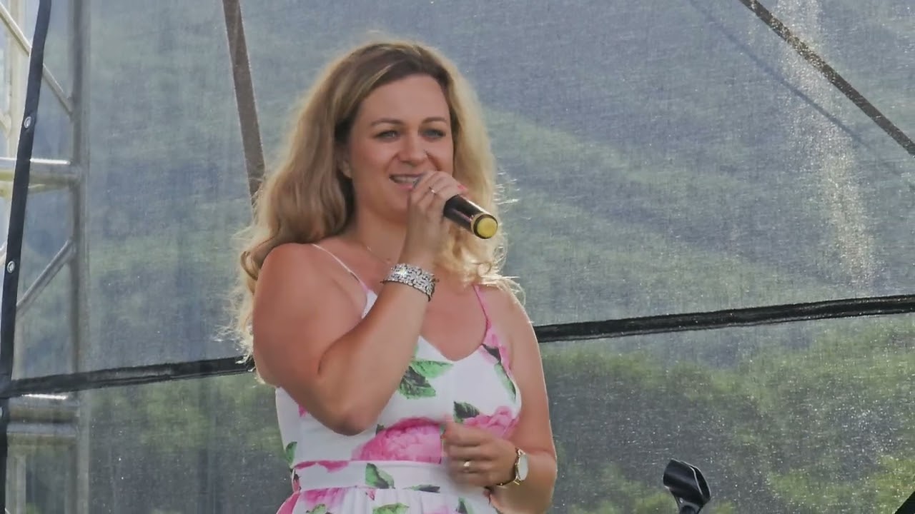Na Ostrej kose nás o. i. bavili Furmani z Nitry, Folklórny súbor HRON a Ivett Černá s Tomášo Baňárom