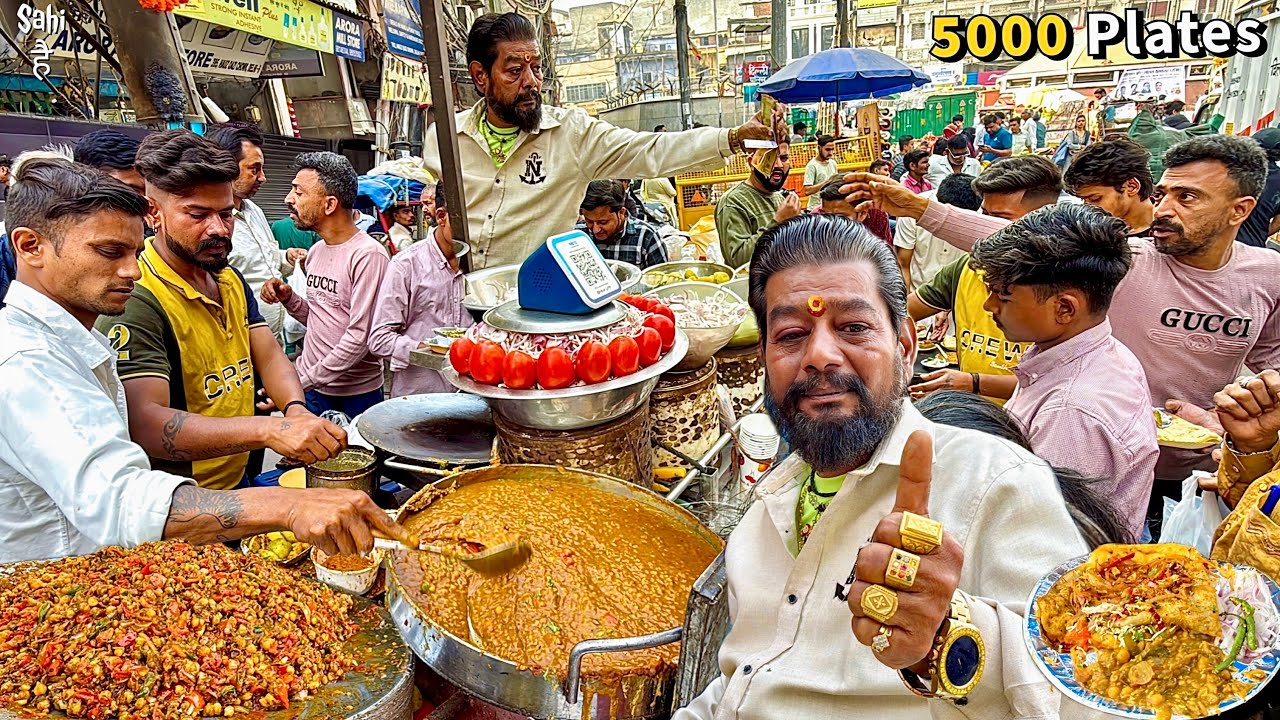 Delhi ka Most Wanted Street Food 😍 Gold Man के 1st Floor Chole Kulche
