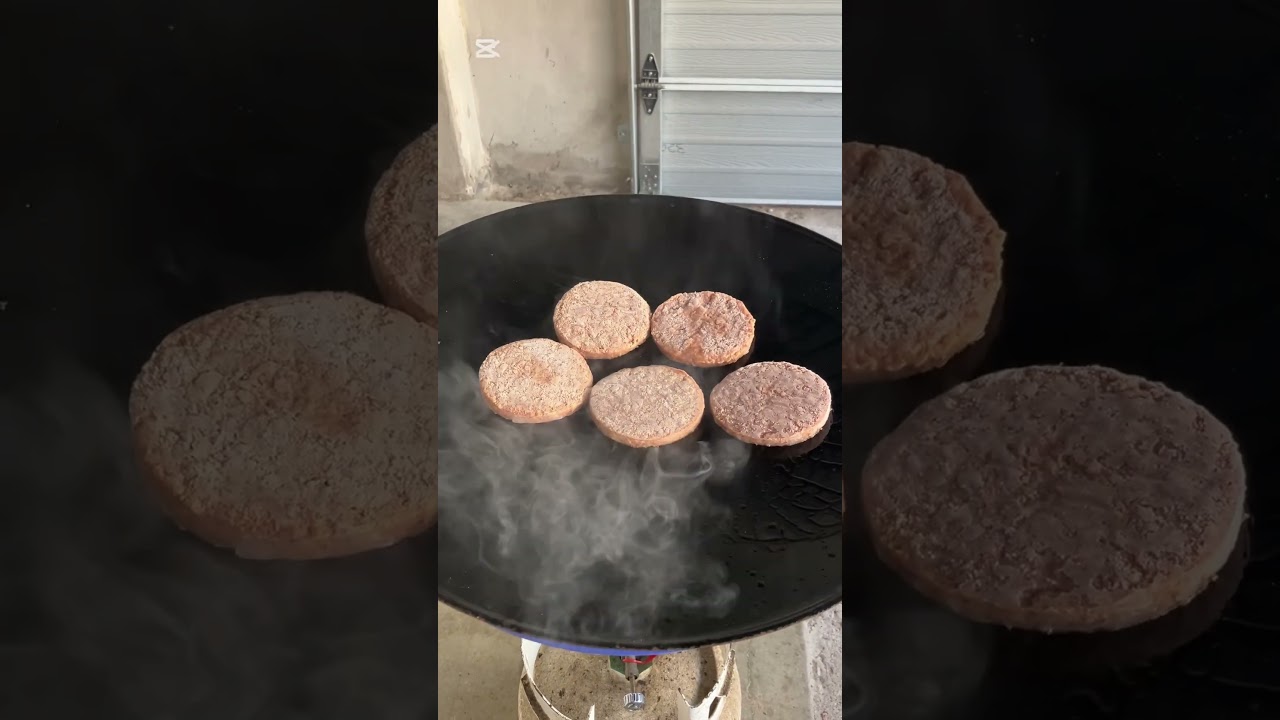 Frozen Burgers on the SKOTTEL #grill #braai #cadac #skottel #skottle #griddle #shorts