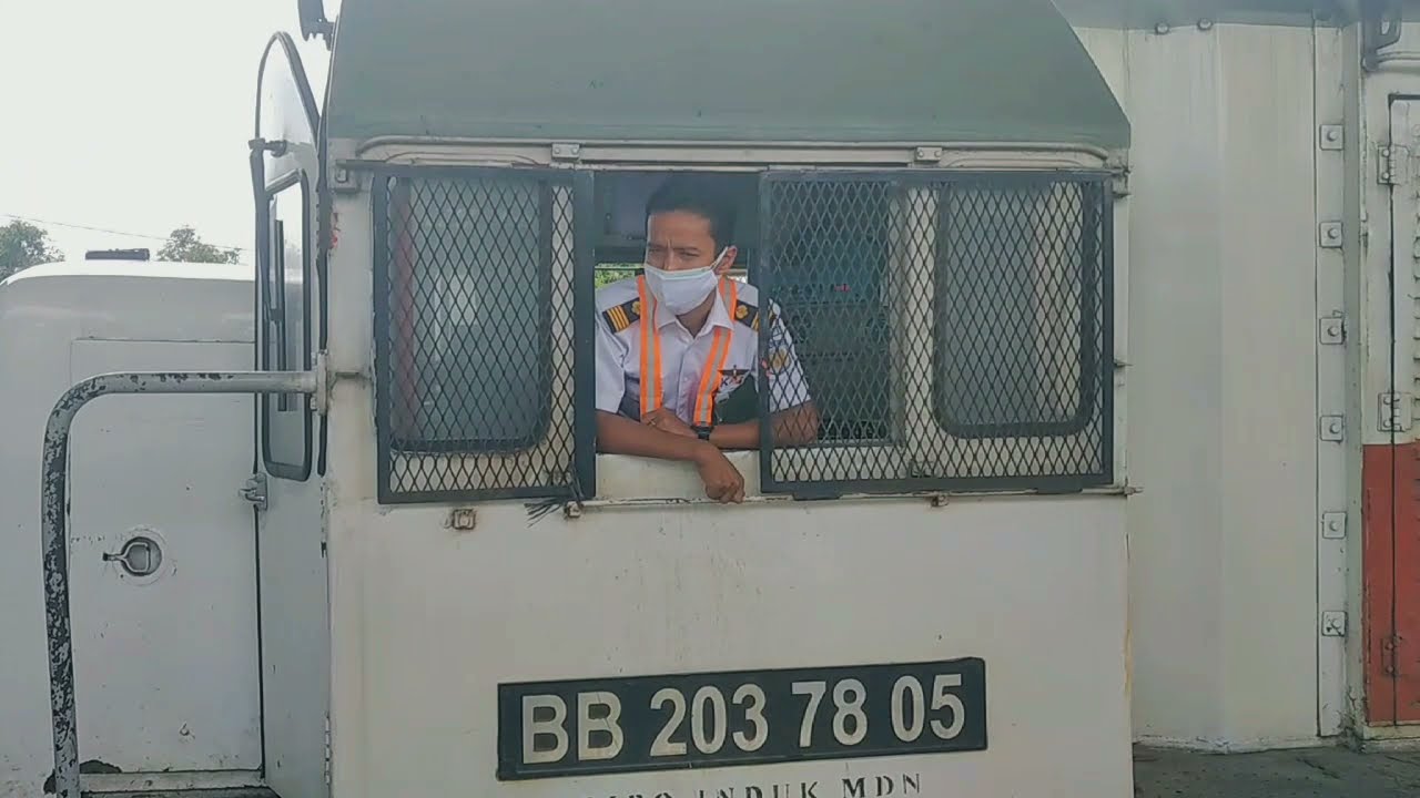 Kereta Api Putri Deli Dikendalikan Masinis @Argibi Putra