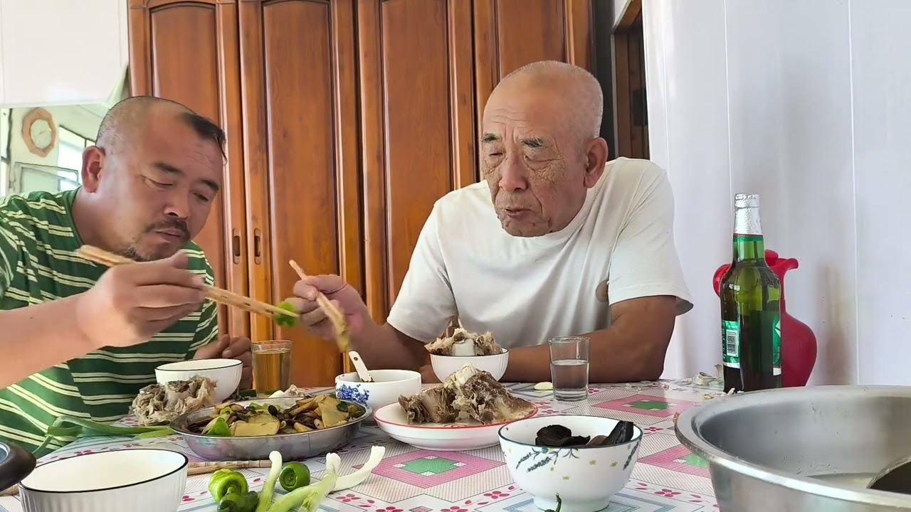 啃大骨炖，土豆片炒麽姑，喝一杯白酒挺好。
