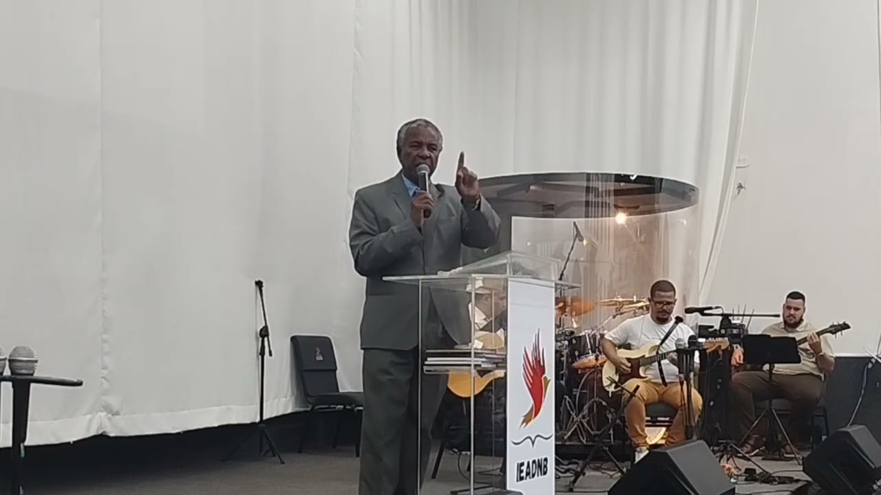Pastor Gideom Cantando um lindo louvor da Harpa Cristã.