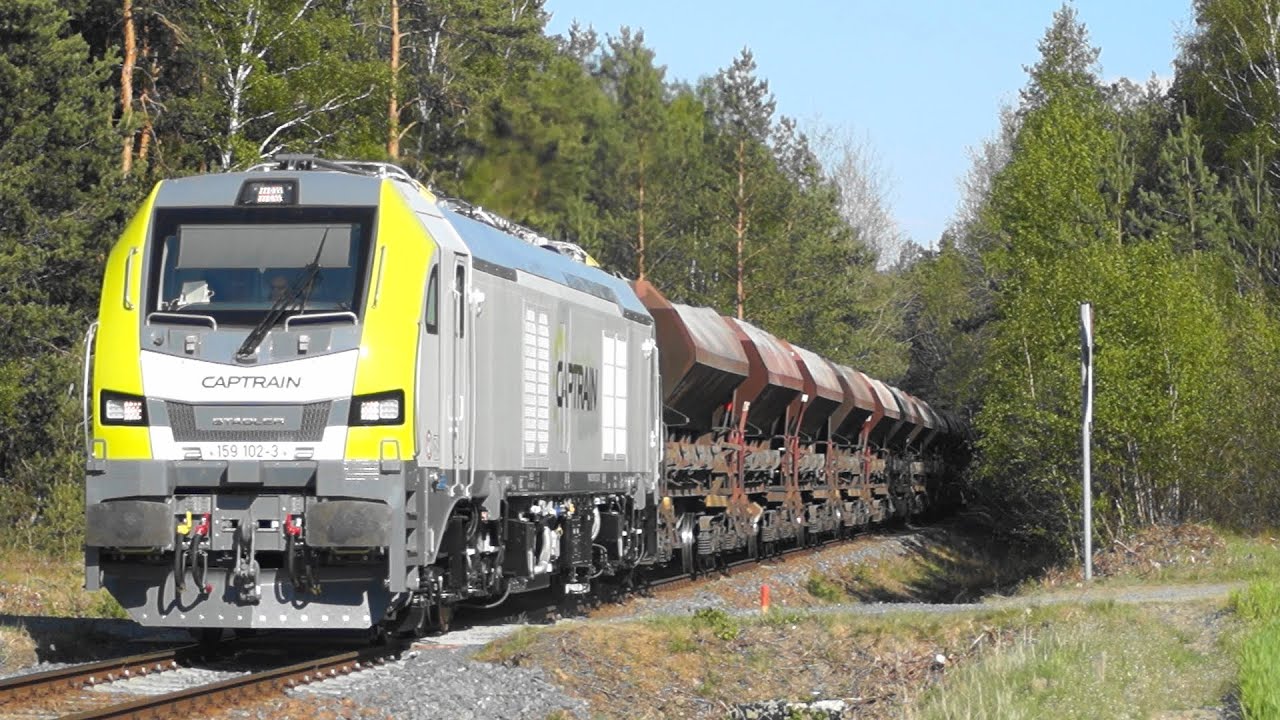 Captrain 159 102-3 mit einem Baustoffzug vom Steinbruch O&szlig;ling, in Bernsdorf am 27.04.20 um 17:24.