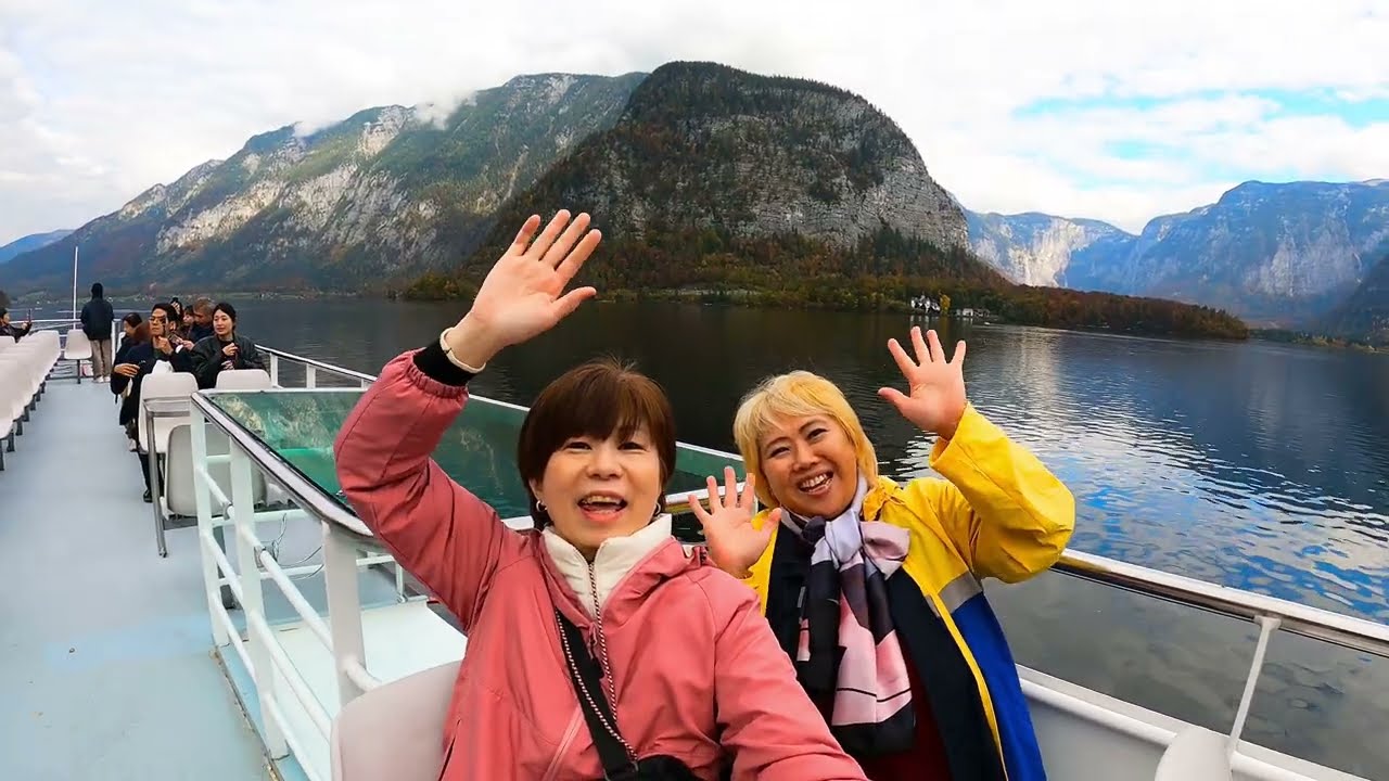 幼なじみと秋の中欧旅行　ザルツブルクからバスで2時間半　美しい湖畔の街、ハルシュタットで紅葉と湖を堪能　湖畔でのランチも癒されました〜🤗