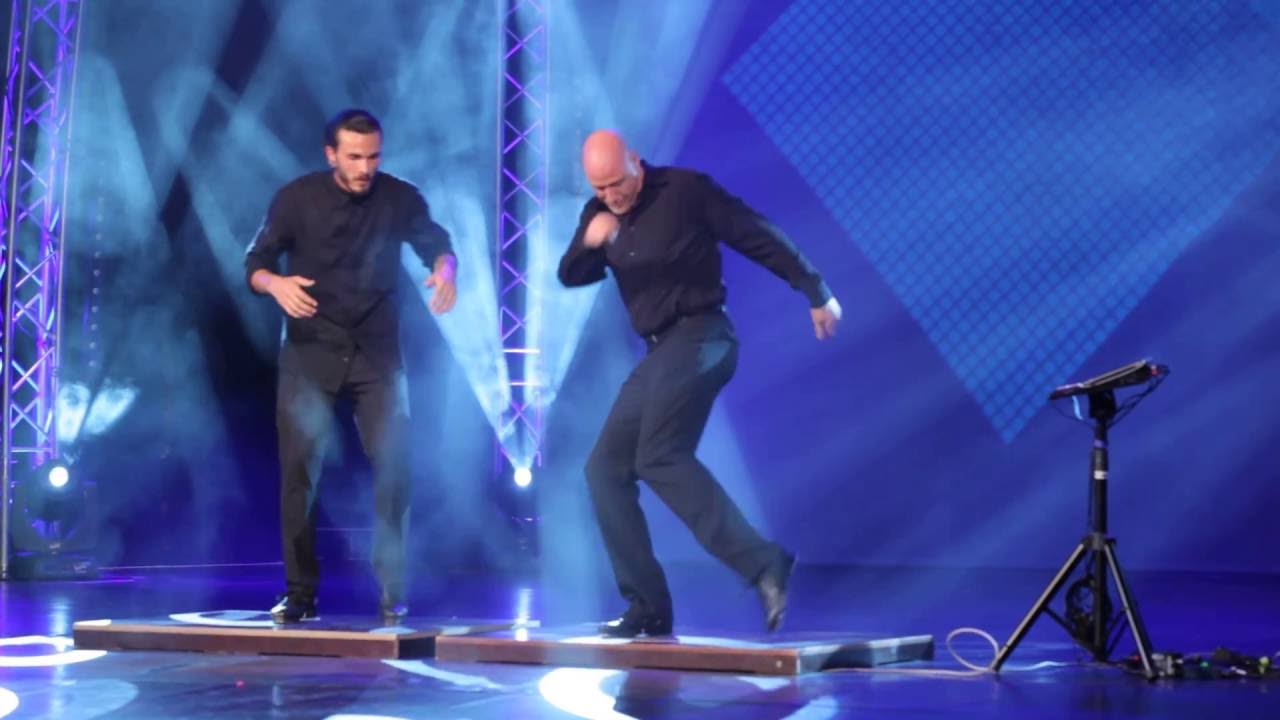Zwei Stepptänzer und ein elektronisches Brett: Tap Dance Performance