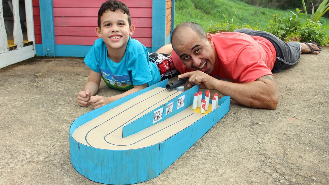 LUCAS E PAPAI BRINCAM com BOLICHE FEITO DE PAPELÃO