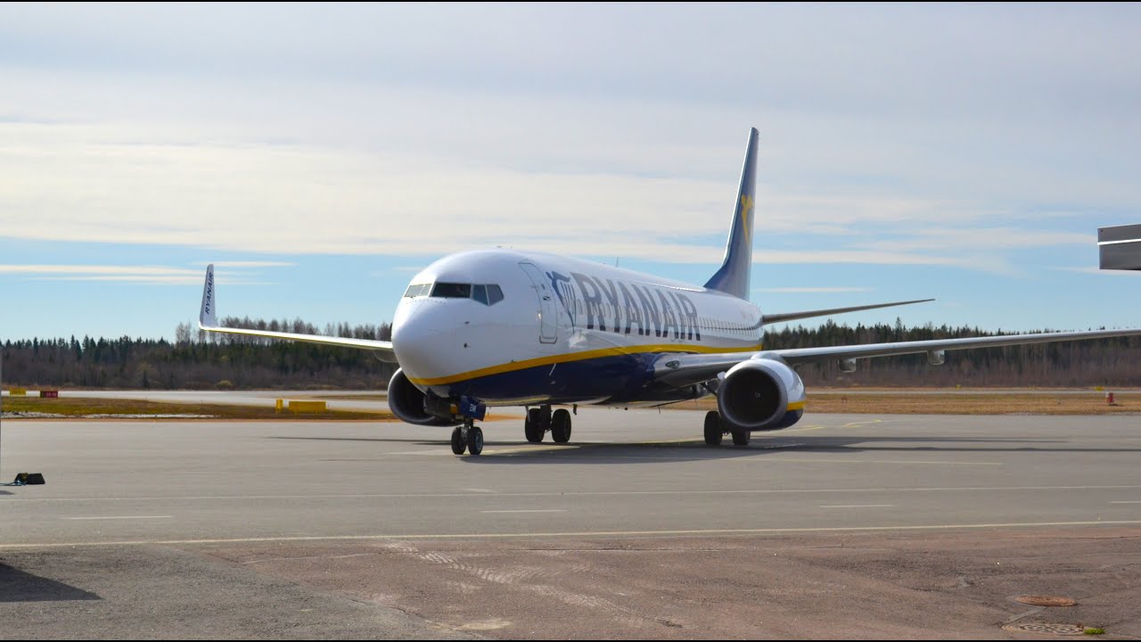 Tampere Pirkkala plane spotting Ryanair 737-800 and Air Baltic A220-300