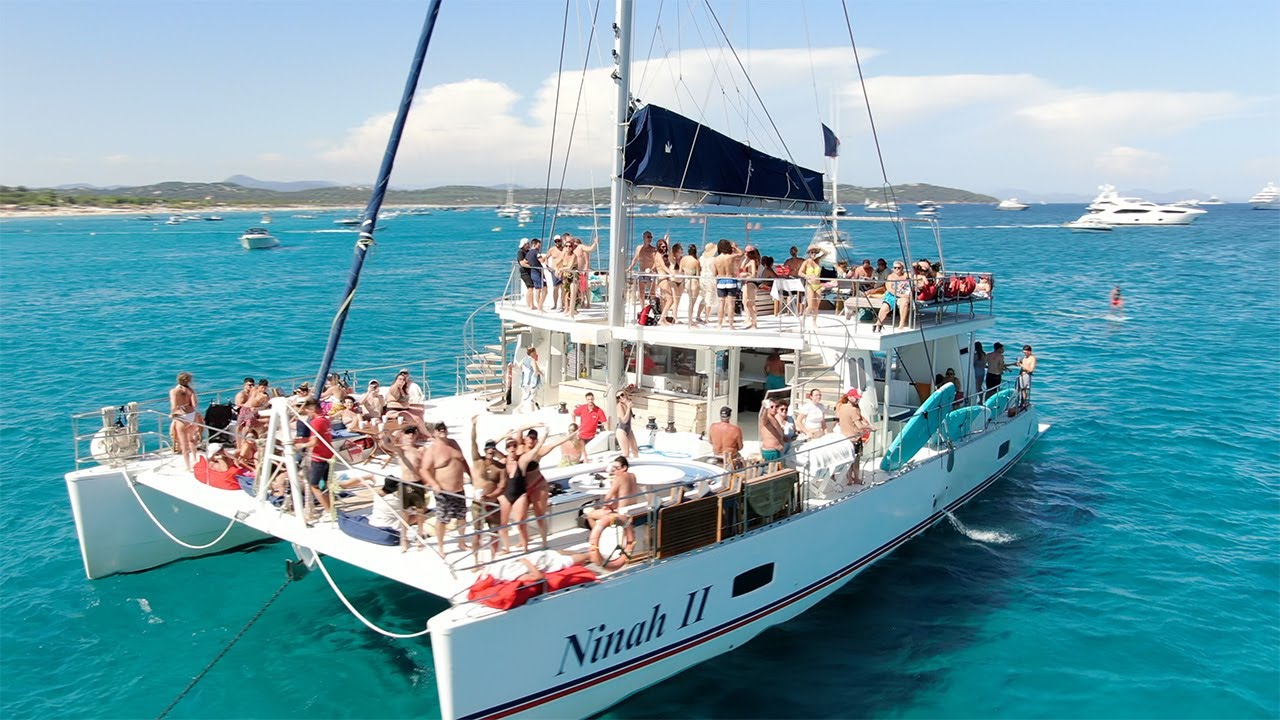 Crypto MILLIONAIRE Diego Aguiar PARTYING in Saint Tropez | Bain De Mer